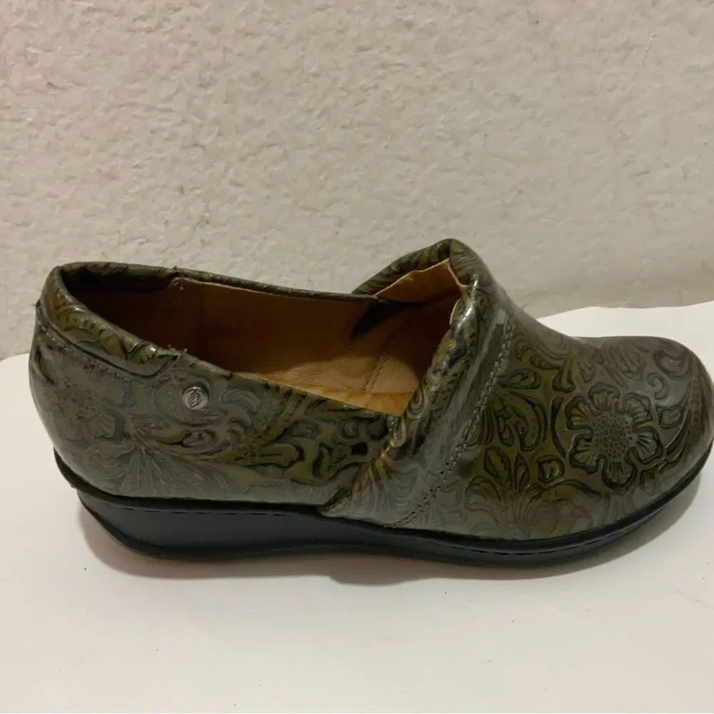 Women’s Nurture Embossed Tooled Brown/Bronze Heel wedge Size 6M
